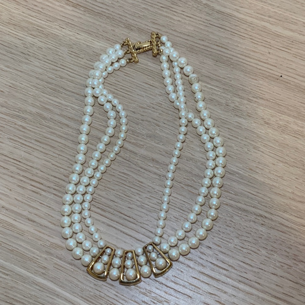 Elegant Pearl and Gold Necklace